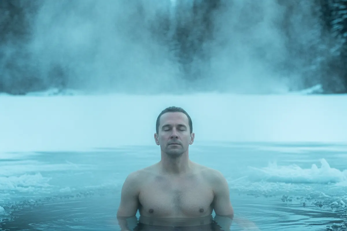 Personne méditant calmement dans un bain froid en pleine conscience — illustration 2